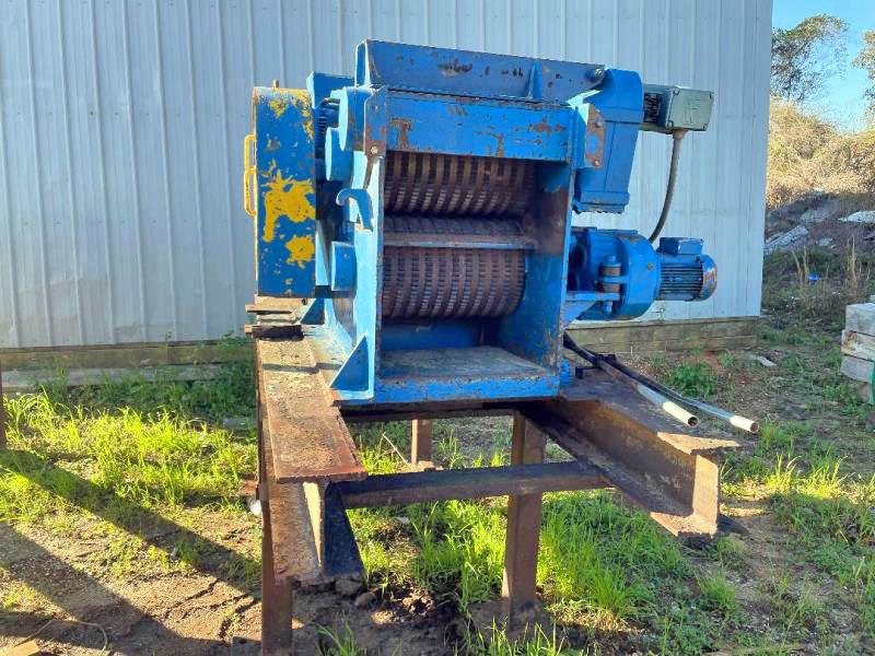 Vecoplan #45/12/2, horizontal wood grinder, 5" x 18" infeed opening, 390 RPM, 18" W x 6" D x 16' L vibratory - Image 2