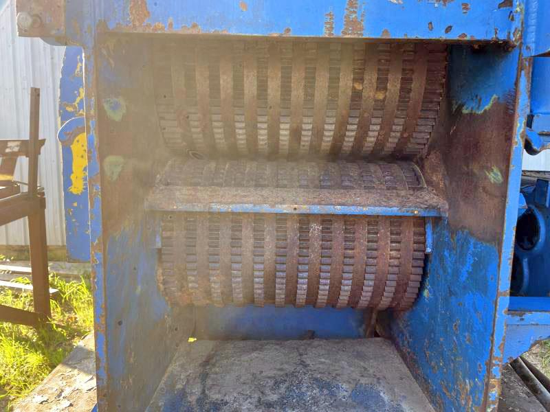 Vecoplan #45/12/2, horizontal wood grinder, 5" x 18" infeed opening, 390 RPM, 18" W x 6" D x 16' L vibratory - Image 6