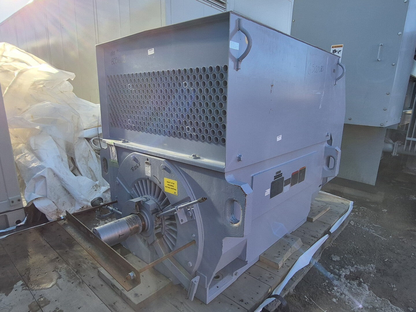 600 HP 1780 RPM Toshiba F6005WKF3I0P, Frame 355-1000, TEAAC, induction motor, 4000 Volts, like new, 2011 - Image 1