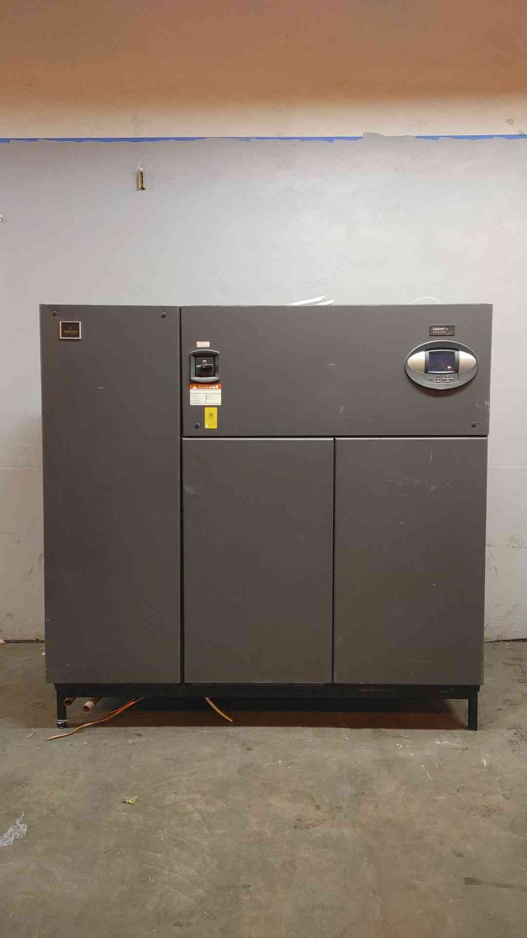 10-12 Ton, Liebert #DS035WUAE0E1739A, Downflow CRAC Unit, 315 PSIG, 460 Volts, 3 phase, 37.3 A input, FLA - Image 1