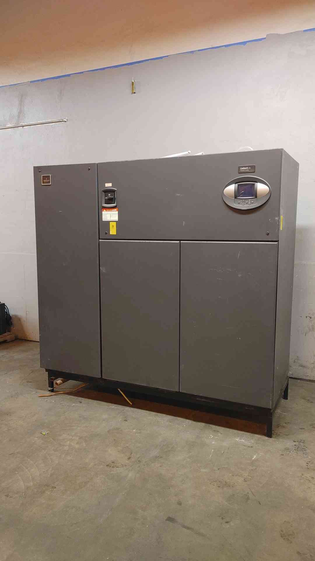10-12 Ton, Liebert #DS035WUAE0E1739A, Downflow CRAC Unit, 315 PSIG, 460 Volts, 3 phase, 37.3 A input, FLA - Image 2