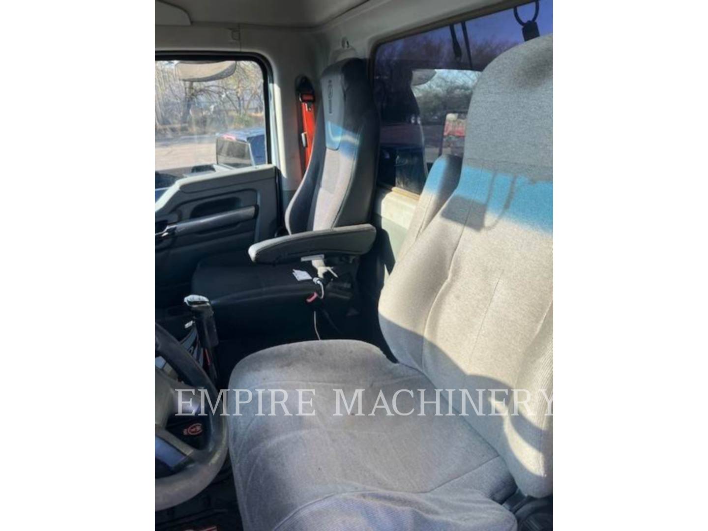Kenworth (Obsolete) J.h. Day CAB, On Highway Truck Engine, 628952 hours, S/N: 1XKYD49X3JJ193386, 2018 - Image 4