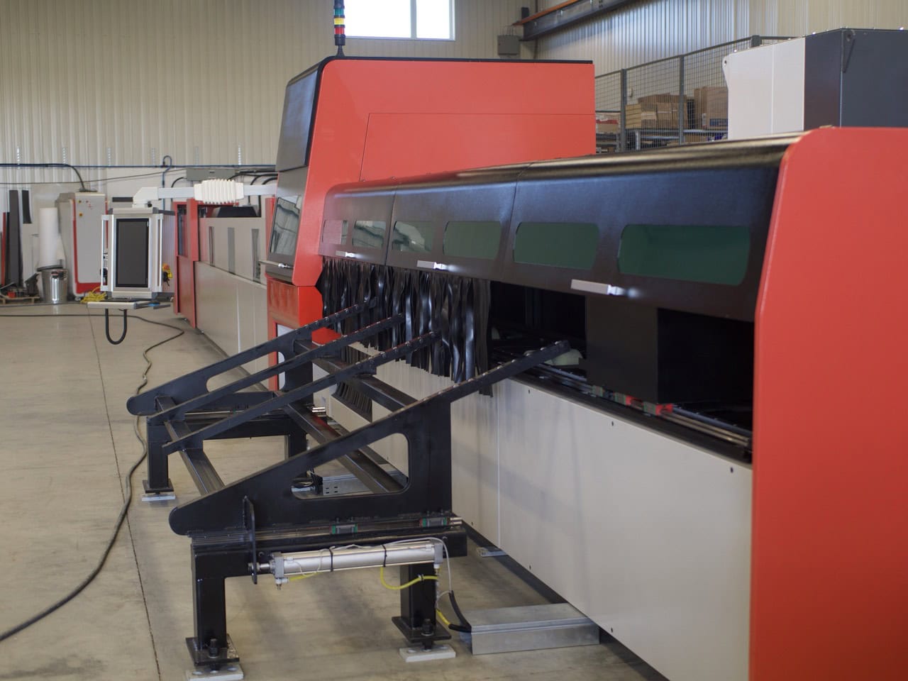 Alpha Lazer, Fiber Tube Laser, 6000 Watts, 24' loading/13' unloading Tube length, 8.6" Pipe diameter, 6" x 6" - Image 4