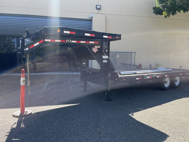 Model PJT8222 gooseneck flat bed carrier, like new, 2015 - Image 2