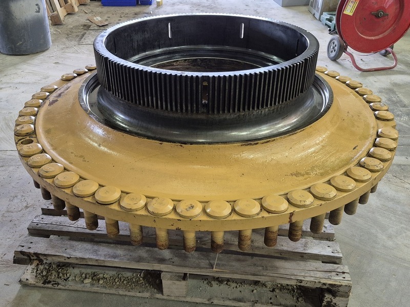 Caterpillar #381-6982, single flange front wheel with hub brake 266-3610, like new - Image 2