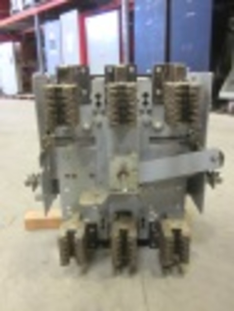 2000 Amps, General Electric, TC2020SSE1, electrically operated, drawout, #IC4011 - Image 2