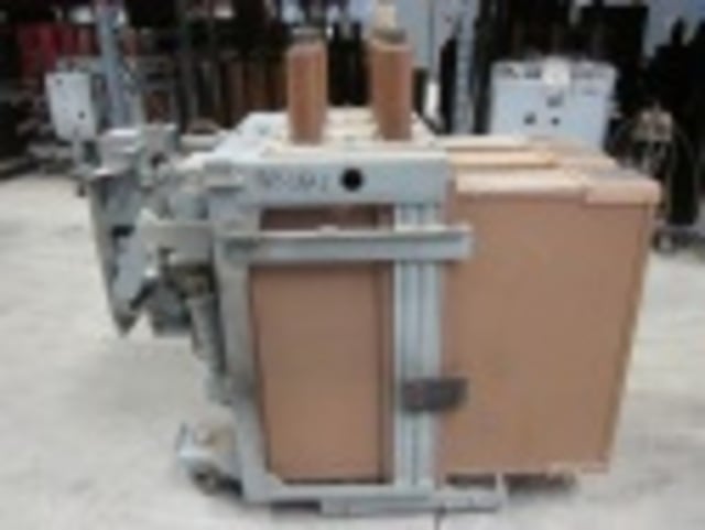 2000 Amps, General Electric, AM-13.8-500-6H, electrically operated, drawout, #AB0823 - Image 4