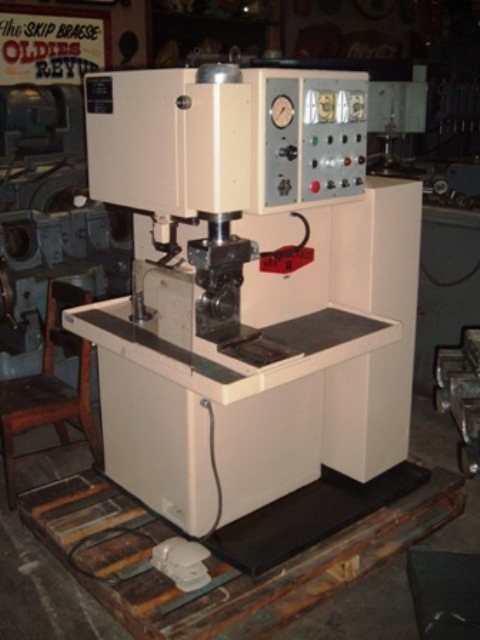 Hegenscheidt #7489, vertical centerless roller finishing machine, IUP - Image 1