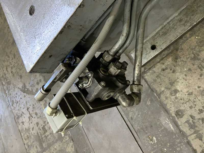 150 Ton, Hannifin #T150, hydrauic C-frame press, 29" x 39" table area, 15 HP, single hand lever - Image 7