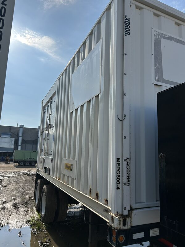 600 KW Caterpillar #XQ600, 208/480 Volts, 1800 RPM, 6368 hours, C18 engine, sound attenuated enclosure, 2007 - Image 2