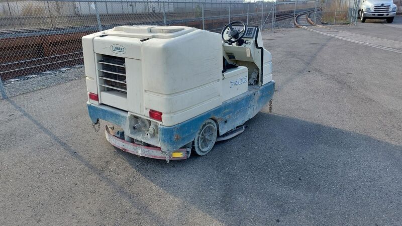 Tennant #7400, floor scrubber, propane, serial #6317, 2643 hours - Image 5