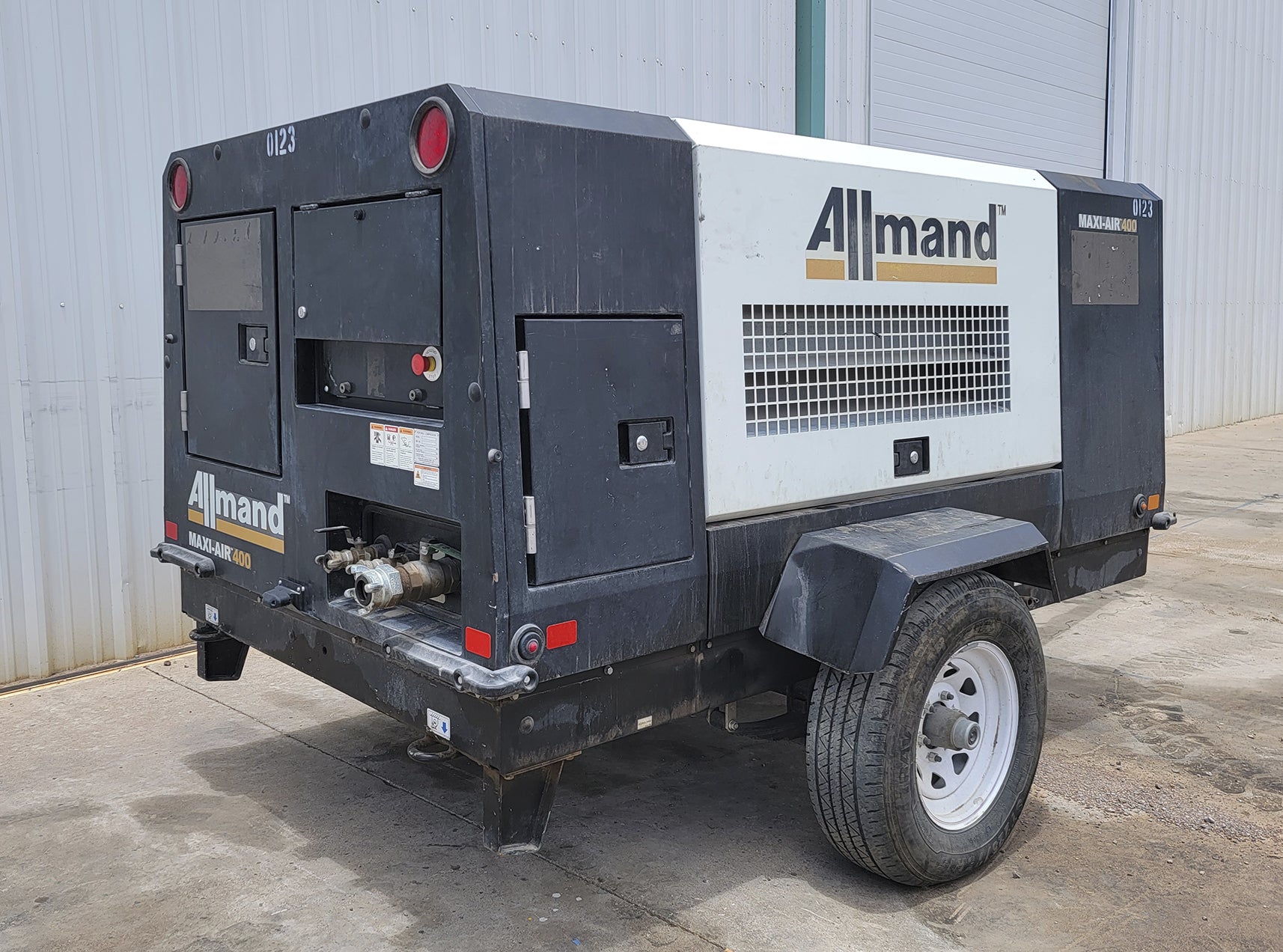 400 cfm, 120 psi, Allmand Bros #Maxi-Air-400, screw air compressor, 115 HP @ 2600 RPM, Kubota 4 cyl diesel - Image 2
