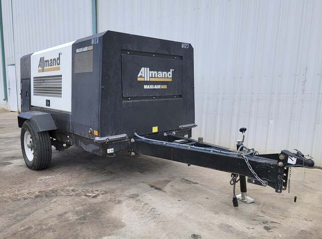 400 cfm, 120 psi, Allmand Bros #Maxi-Air-400, screw air compressor, 115 HP @ 2600 RPM, Kubota 4 cyl diesel - Image 3