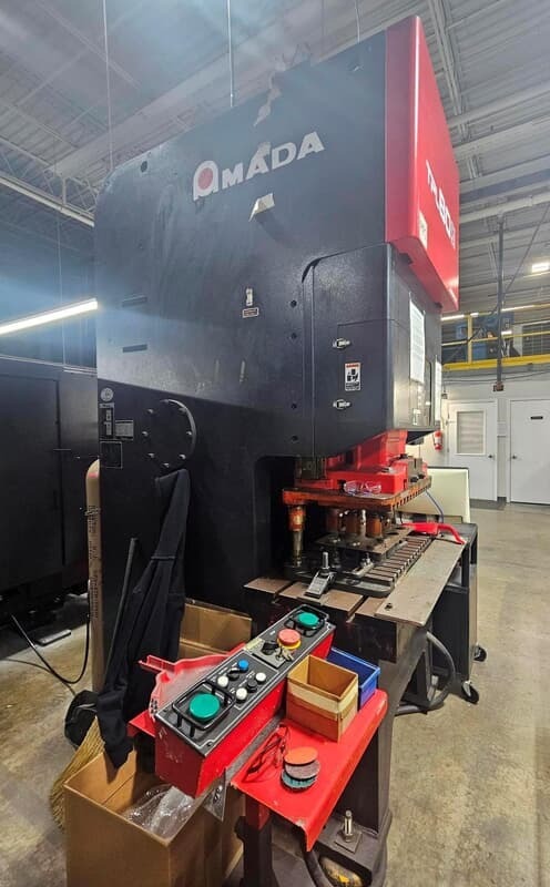 88 Ton, Amada #TPL-80SI, 5" stroke, 17.9"Shut Height, 40" x 23" x 5.3"bolster, wet clutch, Link drive, 2000 - Image 2