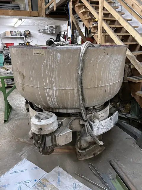 Roto-Finish #ER-1011, vibratory finisher, 8 segments, 2006 - Image 2