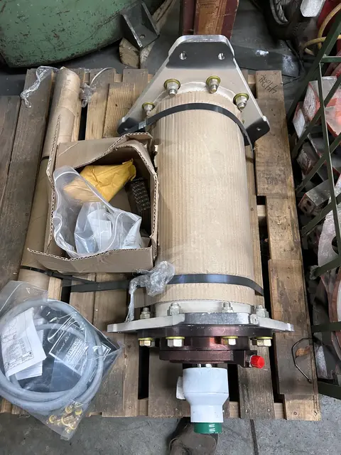 Roto-Finish #ER-1011, vibratory finisher, 8 segments, 2006 - Image 4