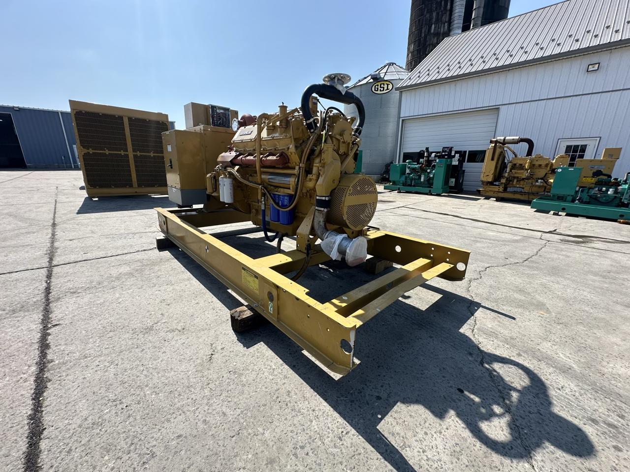 500 KW Caterpillar #3412, diesel generator set, remote electric drive radiator, 480 Volts, 720 hours, 1995 - Image 2