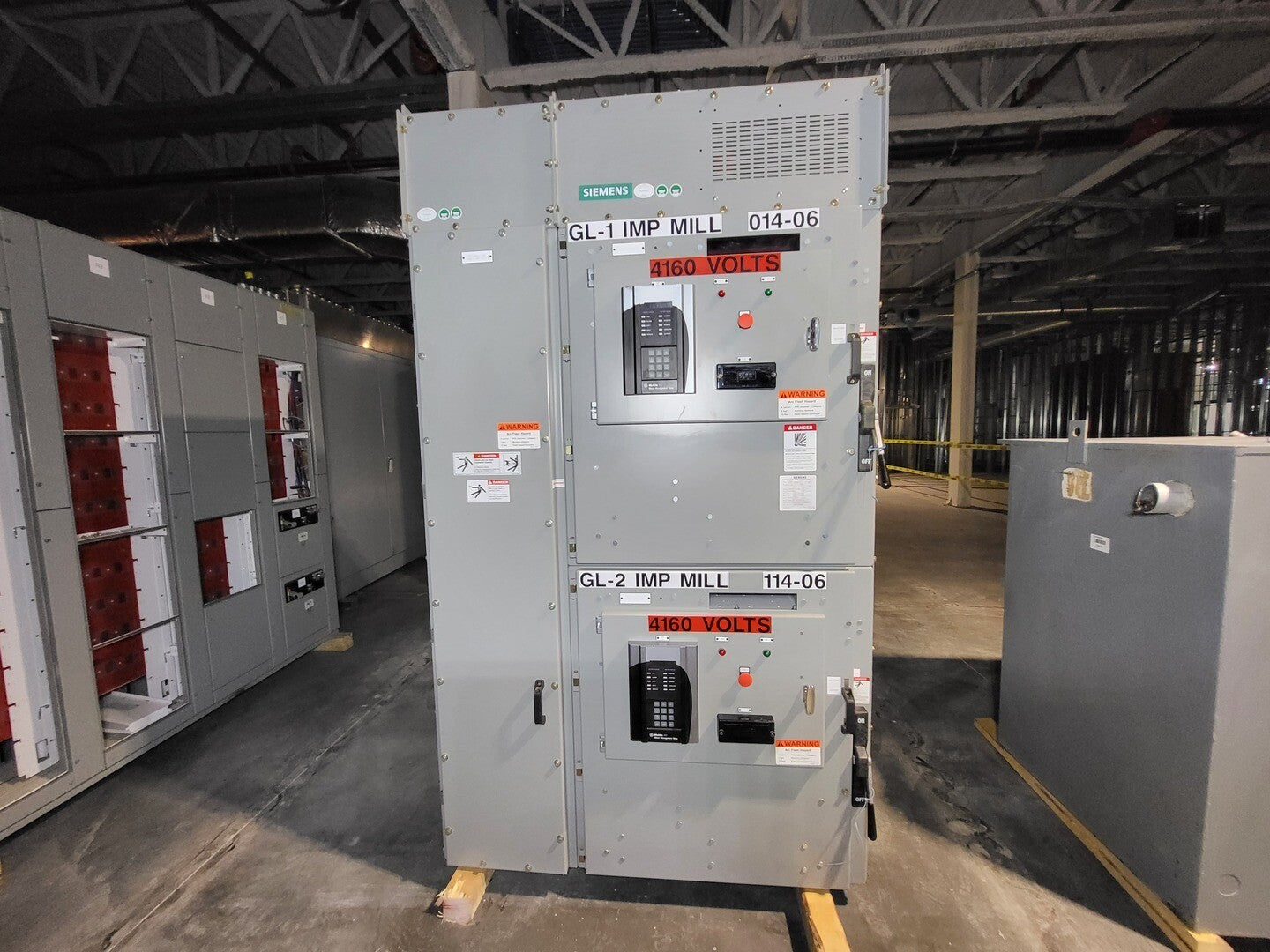 Siemens, MCC, 4160 Volts, 400 amp each, 1250 HP vac contactors, like new - Image 1