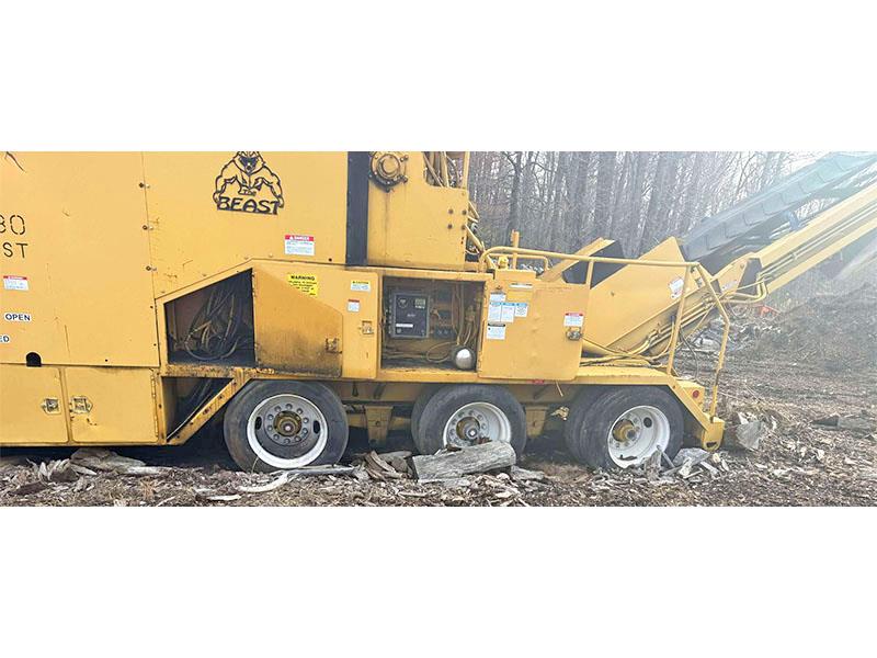Bandit Industries #Beast-4680, heavy duty horizontal grinder, 100 HP Cummins engine, radio remote Control - Image 4