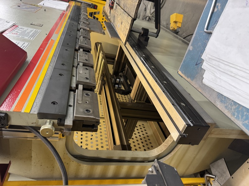 75 Ton, Accurpress #Absolute-37510, CNC hydraulic press brake, Delam DA-56 Control, 10' overall, 106" between - Image 4
