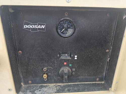 185 cfm, 80 psig, Daewoo Doosan #P185, diesel air compressor, 4-cylinder Deutz diesel engine, two air - Image 3