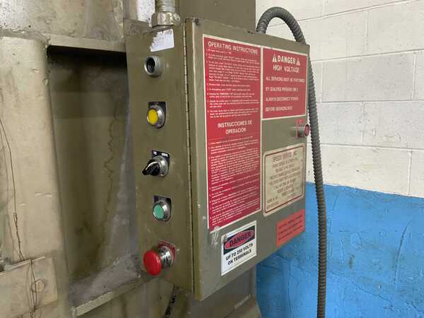 60" x 30" x 45" Piqua #30, vertical cardboard baler, 60" x 24" feed door opening, 10 HP - Image 5