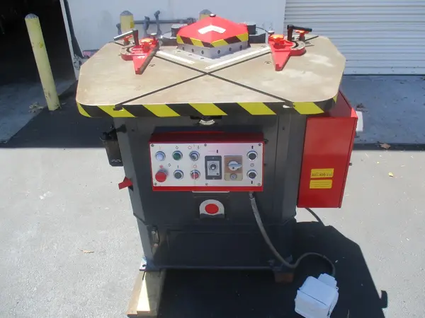 1/ 8" x 8" x 8" Amada #CS-220, hydraulic corner notcher, 36 SPM, foot pedal - Image 2