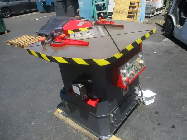 1/ 8" x 8" x 8" Amada #CS-220, hydraulic corner notcher, 36 SPM, foot pedal - Image 3