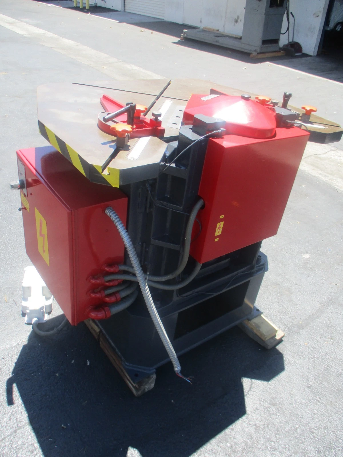 1/ 8" x 8" x 8" Amada #CS-220, hydraulic corner notcher, 36 SPM, foot pedal - Image 7