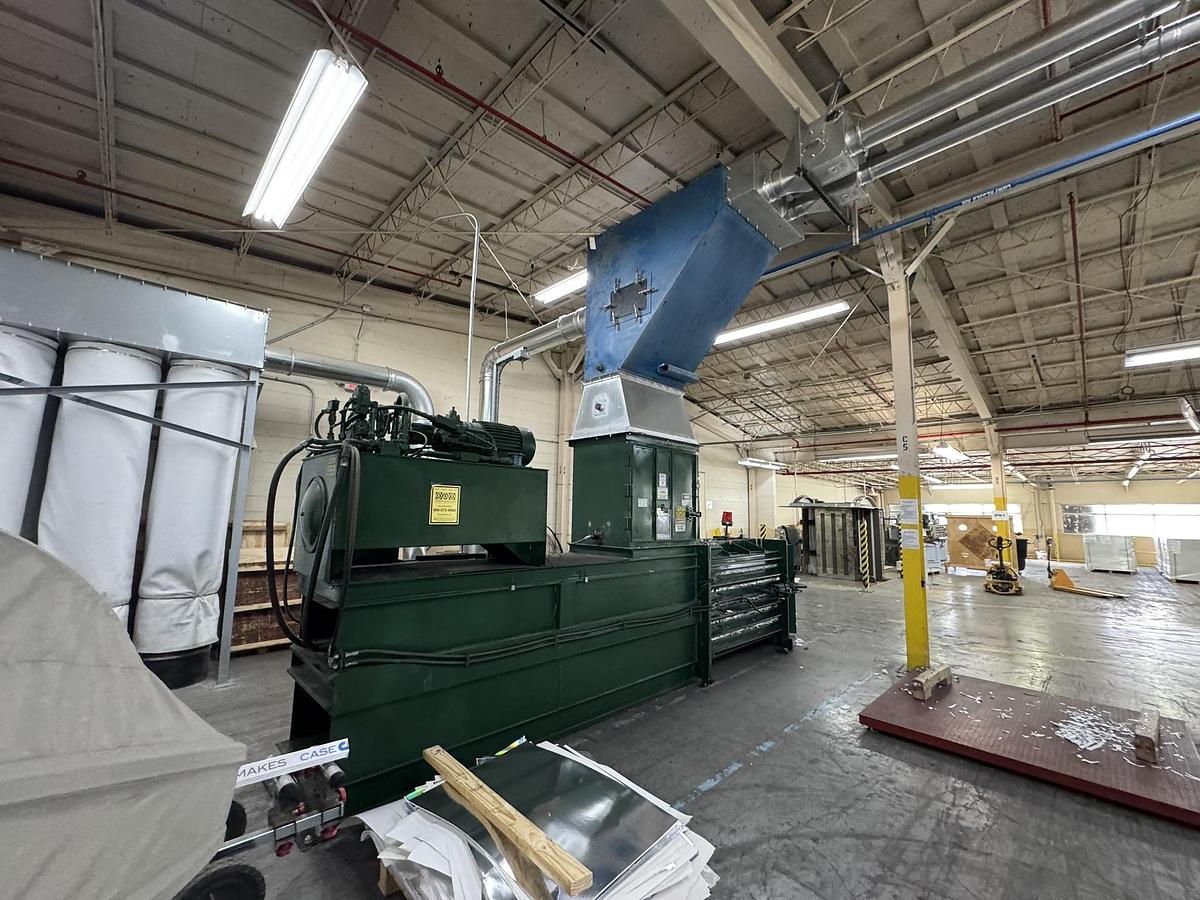 KMF, horizontal closed door baler - Image 1