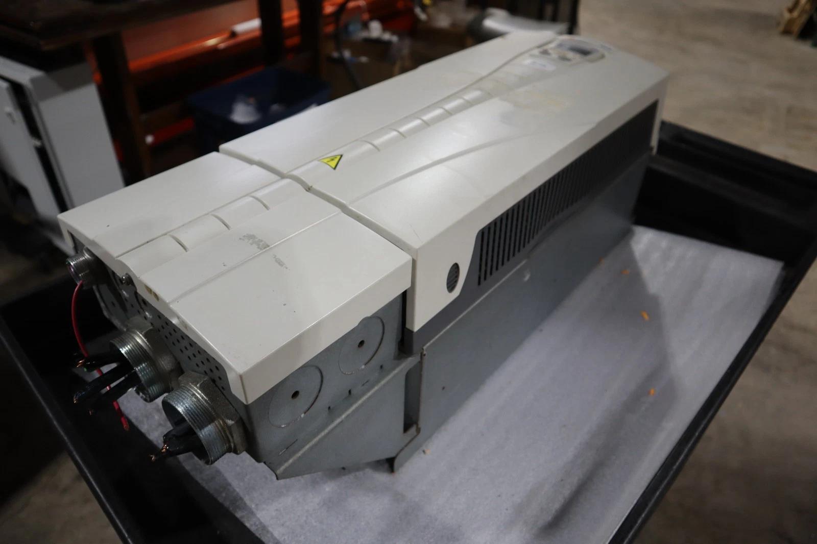 Abb ach550-uh-125a-4 ac drive 550 series 3 phase 380-480 v ac stock s686 - Image 3