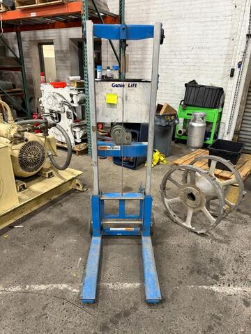 Genie Lift, GL-4 Heavy-Duty Aluminum Manual Lift Max 500 (MISSING CRANK LEVER) - Image 1