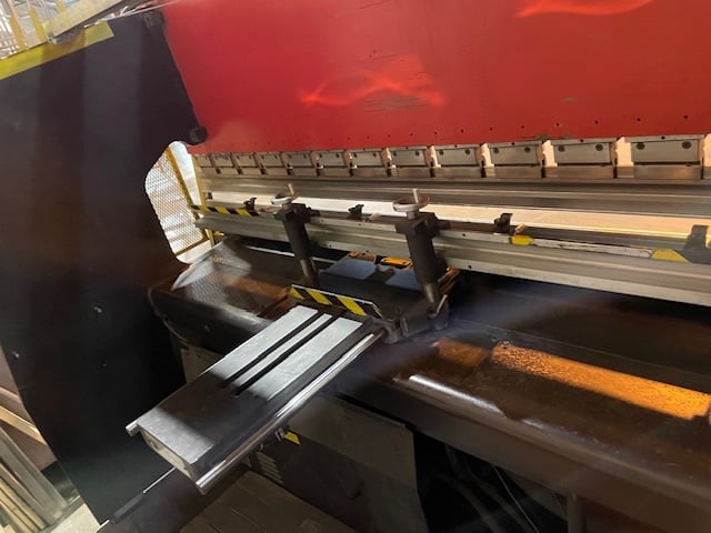 110 Ton, Amada #RG-100, hydraulic, 122.1" bending length, Hurco Autobend 7 2-axis Back Gauge, tooling, 1997 - Image 4
