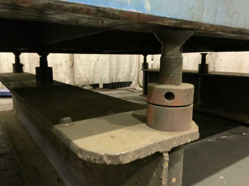 85" x 143-1/2" Cast iron layout surface plate with stand, adjustable leveling screws - Image 4