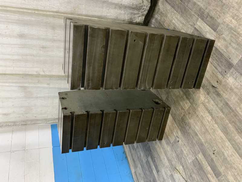 18-1/2' " x 48" x 28" T-slotted angle plates, cast iron, pair - Image 2