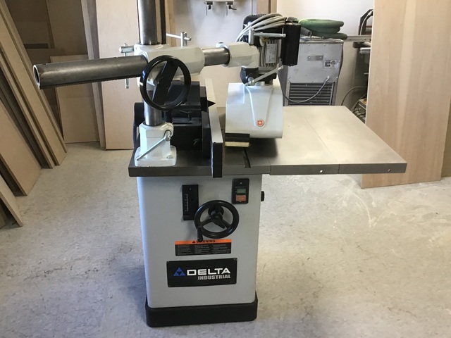 Delta #43-459, Shaper, w/ Power Feeder, 5 HP, 208-230/460 V., 1.25" spindle, 7k/10k RPM, 27" x 40" table - Image 1