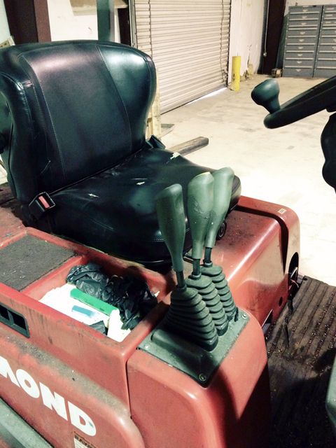 3000 lb. Raymond #RTW30, Electric Powered Forklift Truck, Side Shift, (3) Solid Tires, 3-Stage Mast, 240" - Image 4