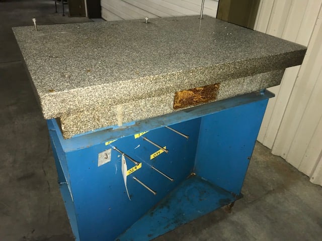 24" x 3 6" x 6" Surface Combustion Combustion grey granite plate, w/stand, 4 ledge, grade B, 700 lbs. weight - Image 1