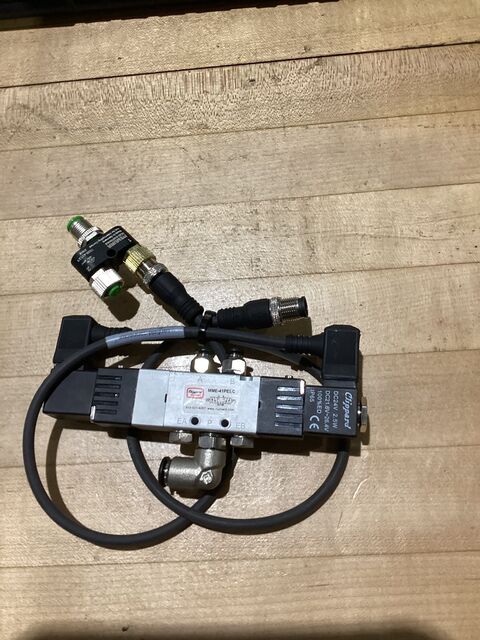 Clippard mme-41peec electrically operated miniature valve used - Image 1