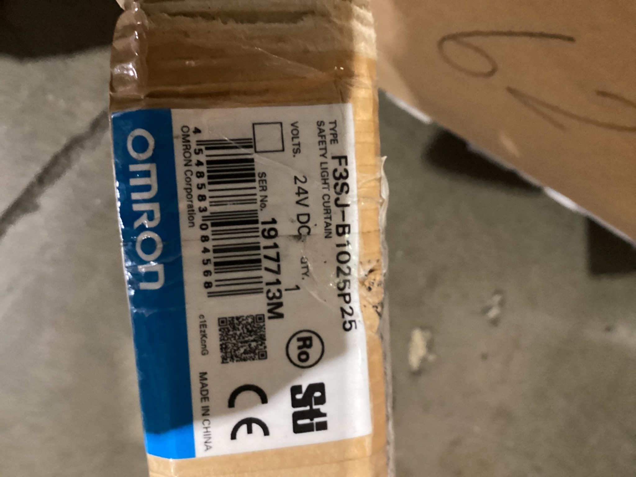 Omron f3sj-b1025p25-d + f3sj-b1025-25-l safety light curtain new - Image 4
