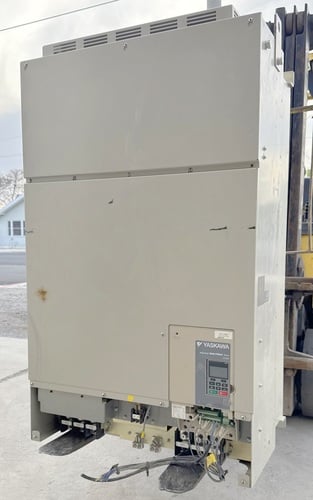 300 HP Yaskawa, CIMR-UU4A0361AUA, frequency drive, 361 amps, 380/500 Volts, Matrix drive - Image 4