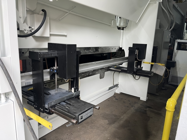 135 Ton, Cincinnati #135CB, CNC press brake, 12' overall, 126-3/4" between housing, 8" stroke, 7" throat - Image 3