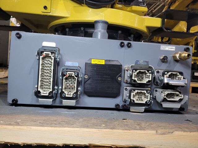 Fanuc, R-2000iC/210F, robot with R-30iB controls, missing wrist, refurbished - Image 3
