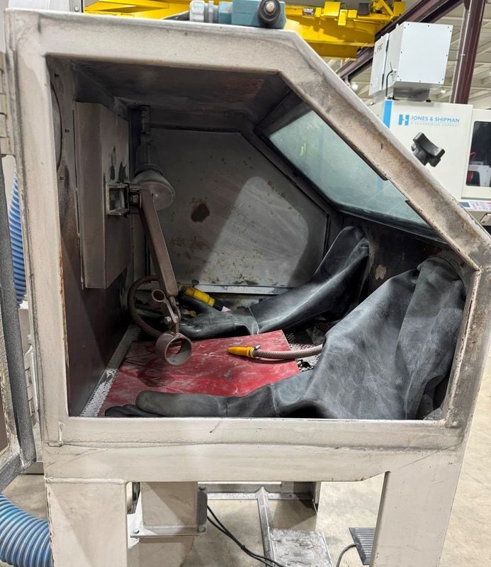 32" x 24" x 19" Guyson #SBP-40, cyclone reclaim 75/12, 750 cfm, safety interlock doors, 2003 (2 available) - Image 3