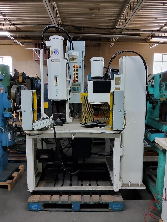 VSI #TM-10/TRM-20, orbital rivet machine - Image 1