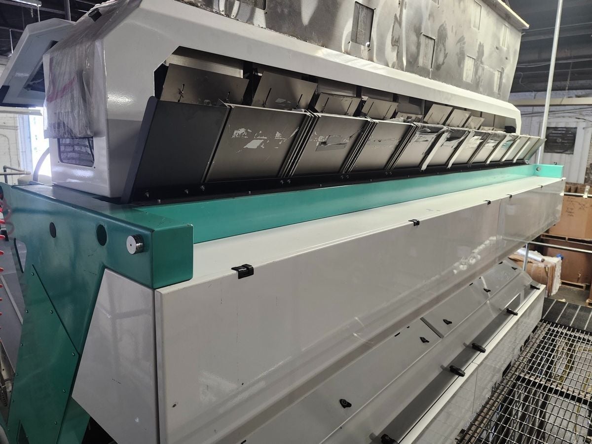 Anhui Wenyao, 10 chute optical sorter, designed for separating materials based on color & quality - Image 4