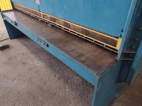 1/4" x 10' HTC #250-10A, hydraulic shear, 9 holddowns, 36" front operated power back gauge, eletric foot trip - Image 4
