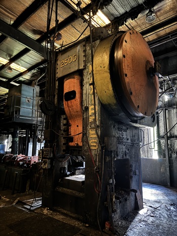 2500 Ton, National #Maxipress, 14" stroke, 34-3/8"-35"Shut Height, 49" btwn columns, 150 HP, 55 SPM, 1955 - Image 2
