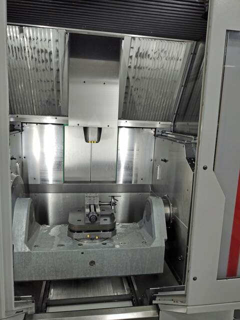 Hermle #C30U, 5-Axis machining center, 25.6" X, 23.6" Y, 19.7" Z, 20-18000 RPM, 20 HP, 75 automatic tool - Image 4