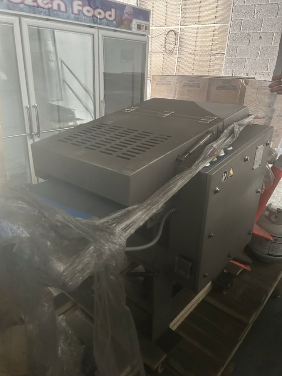 Steen #ST700, Dual-lane Poultry Skinning Line, CE certified w/Conveyor & Trimming, 4070 UPM, 220-240 V. - Image 3